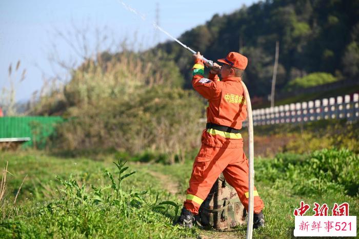 山地水泵架设与撤收。　福建省森林消防总队南平支队 摄