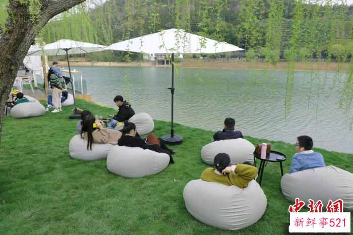 游客在城山村孤岛青叶咖啡休闲度假 陈小究 摄