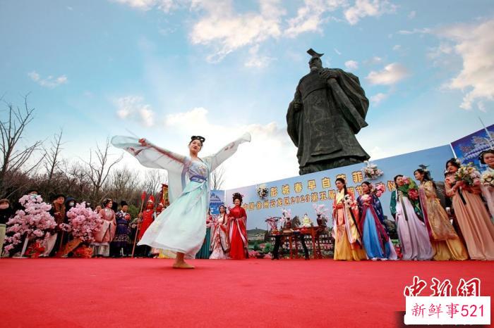 “十二花神”展演歌舞。　傅玉军 摄