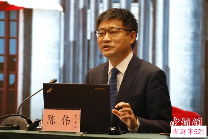 图为全国政协委员、台盟北京市委会专职副主委陈伟介绍全国政协十四届一次会议台盟、台联界委员的参会情况。　朱贺 摄