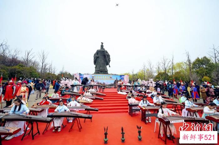 60余位古筝爱好者共同演奏《春江花月夜》。　傅玉军 摄