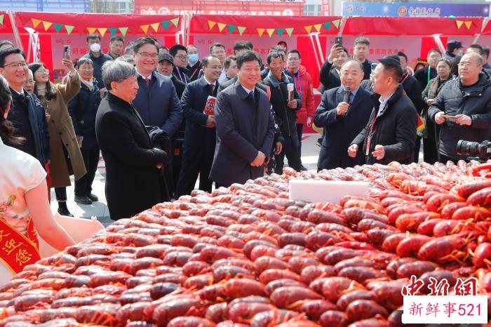 盱眙县近年来书写了一段“以虾为媒、以虾会友、以虾招商”的发展故事。　林昌森 摄