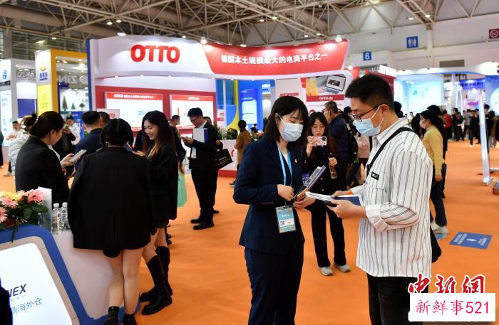 中外50多家跨境电商平台齐齐“亮相”跨交会，现场人气爆棚。　吕明 摄