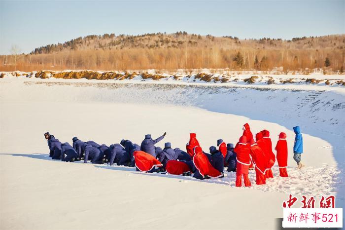 “傻嘟嘟”团队在雪地拍摄“火箭发射”视频 黑龙江省塔河县文旅局供图