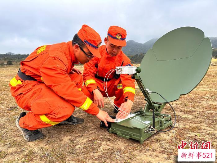 楼应佳与队友一同调试卫星便携站。　福建省森林消防总队供图