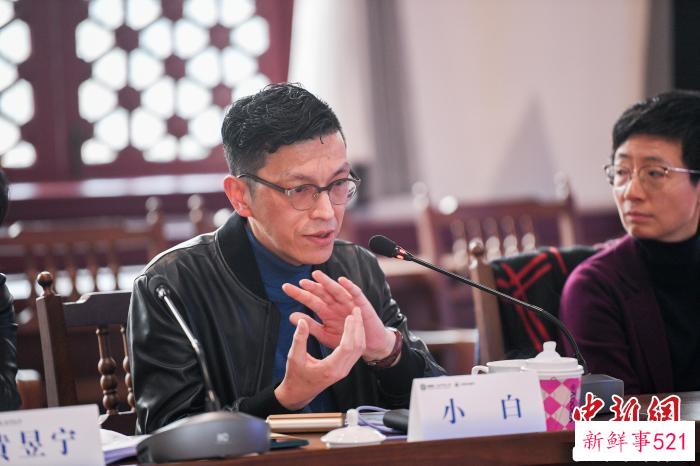 对于近期在各领域掀起“巨浪”的人工智能科技革新，与会青年翻译家、文学家和学者进行了热烈探讨。　译林出版社供图