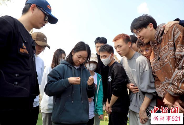 路亚运动课程教学采取理论与实践结合的方式。　王磊 摄