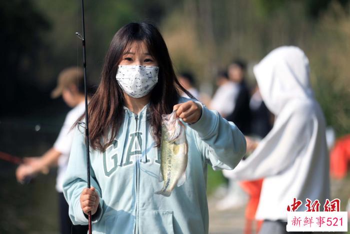 四川旅游学院首开路亚运动课程先河。　王磊 摄