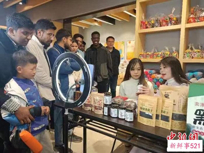 图为留学生参观裴寨社区的电商。　王玲玲 摄