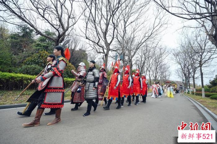 身穿甲胄的10位勇士护卫“十二花神”巡游景区。　傅玉军 摄