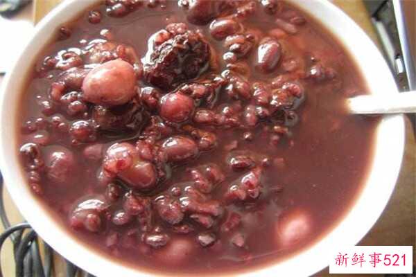 如何去除饭盒盖子上的黑点 用小苏打、洗洁精、牙膏清洗？