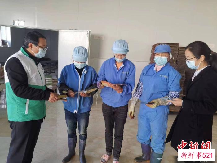 图为金融机构走进丽江某企业宣传消费者权益保护。　金融机构供图