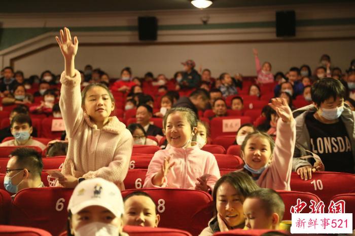 首映式现场，孩子们踊跃参与活动。　新疆克拉玛依广播电视台 摄