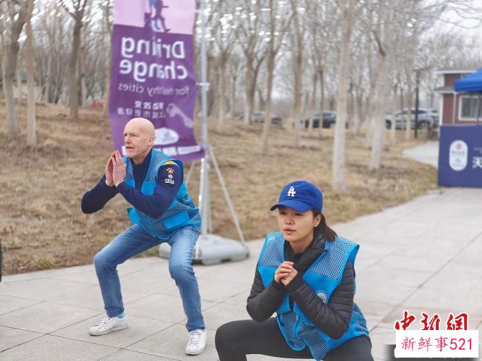 参加比赛的外籍人士在做赛前热身。　张少宣 摄