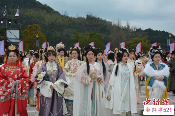 传统文化爱好者汇聚阆中古城。　许建军 摄