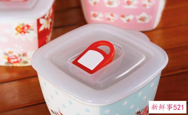 如何去除饭盒盖子上的黑点 用小苏打、洗洁精、牙膏清洗？