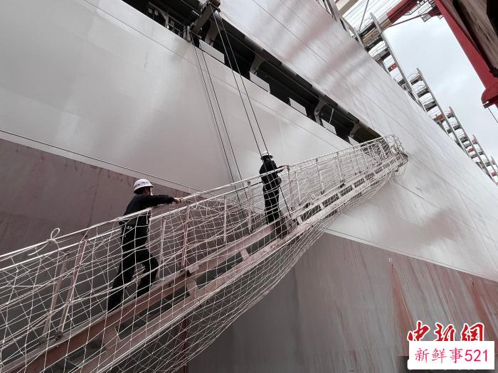 洋山边检从优化通关查验模式、创新在港监管方式、服务登轮作业需求等方面应对船舶大型化趋势。　洋山边检站供图