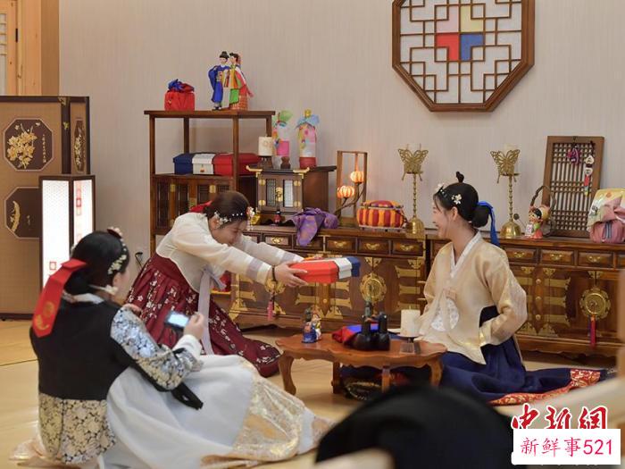 游客体验朝鲜族民俗。　刘栋 摄