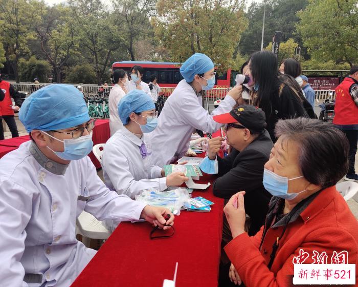 图为：志愿者为前来咨询和问诊的市民答疑解惑。　叶秋云 摄