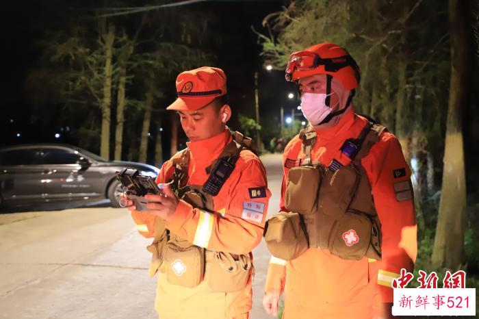 楼应佳使用无人机侦察火场情况。　福建省森林消防总队供图