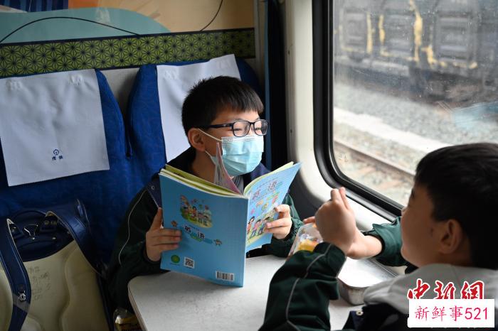 图为学生在5610次列车上学习。　钟洁 摄