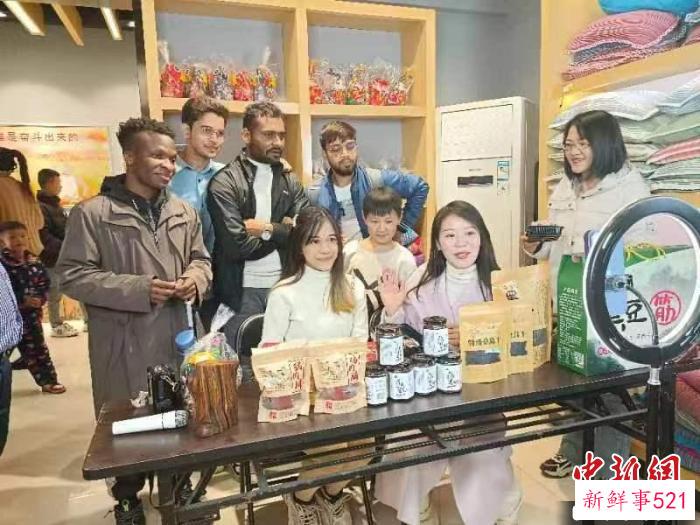 图为留学生参观裴寨社区的电商。　王玲玲 摄