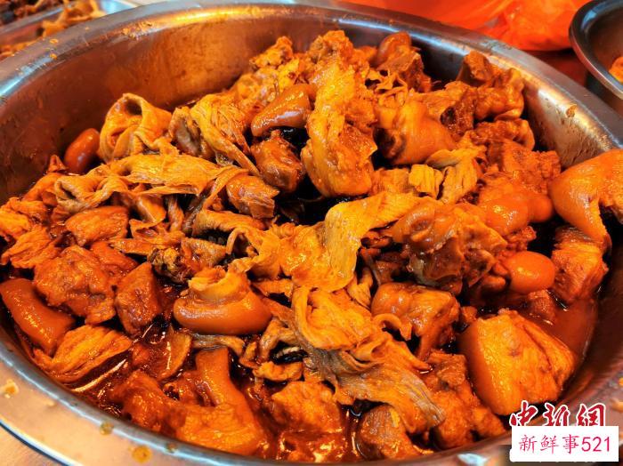 台山市台城街道富城市场上按斤销售的腐竹焖猪脚，广受当地群众青睐 李晓春 摄