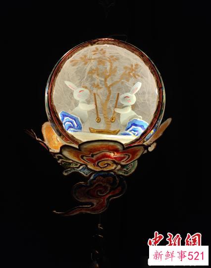 图为玉兔捣药灯。　受访者供图