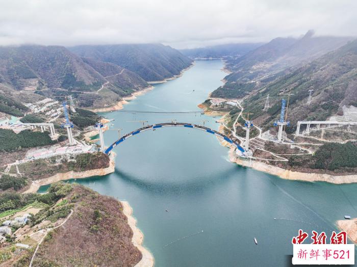 广西在建世界最大跨径拱桥预计今年底建成通车