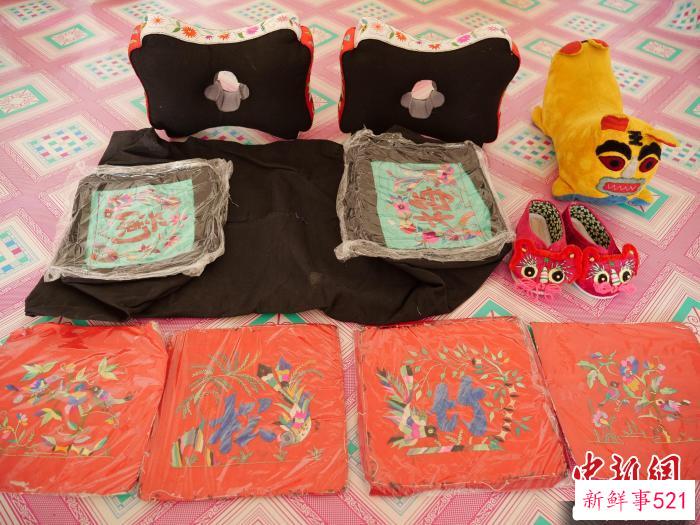 图为民俗馆里耳枕等各式枕头。　胡建华 摄