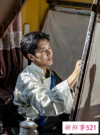 西藏日喀则：唐卡绘就五彩前程