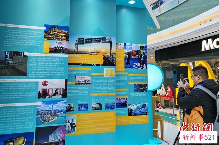 “香港—背靠祖国 联通世界”主题展吸引民众拍摄。　戚亚平 摄