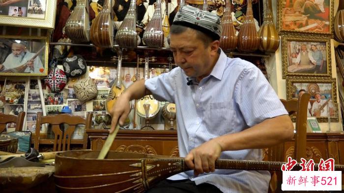 麦麦提吐尔逊·阿巴伯克日正在制作乐器 李明非 摄