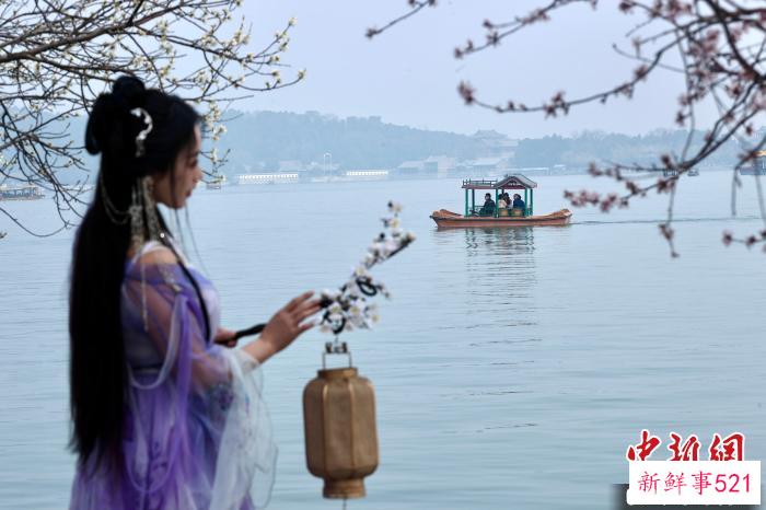 图为游客在昆明湖畔游玩。　记者 易海菲 摄