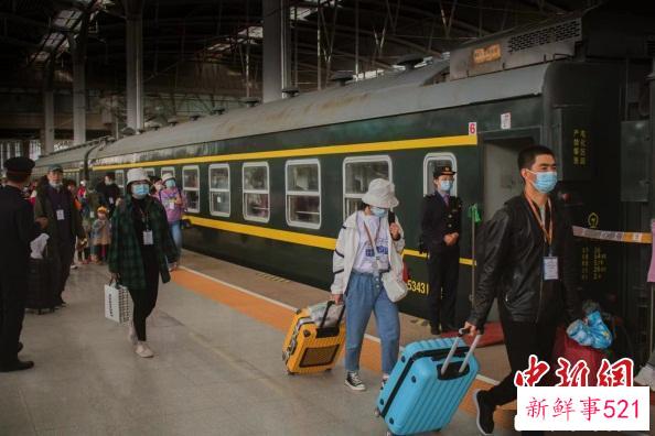 旅客乘坐“环西部火车游”港珠澳旅游专列。　叶苏宁 摄