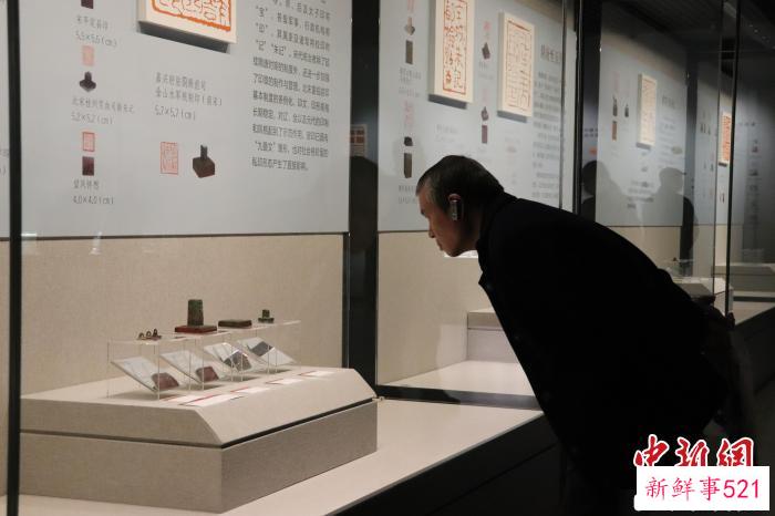 观众看展。　李明芮 摄