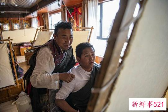 西藏日喀则：唐卡绘就五彩前程