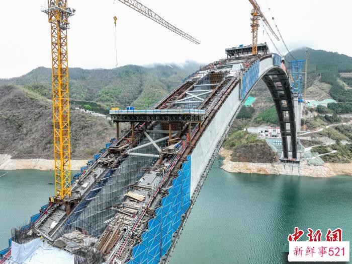 图为天峨龙滩特大桥建设现场。　陈冠言 摄