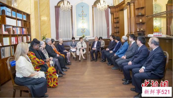 上海大学党委书记成旦红与艾玛·纳迪在内的国际博协总部负责人亲切会面，并共恰合作事宜。　上海大学供图