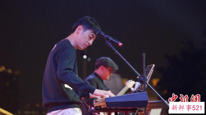 图为“闽江之心”两岸街头文艺活动，台胞张家豪在表演。　颜伟雄 摄