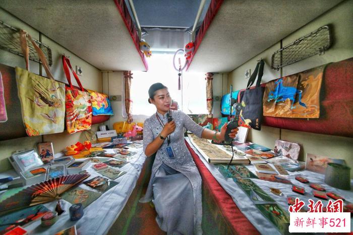 图为甘肃推出的“环西部火车游”专列，带给旅客全新旅游体验。(资料图) 曹文福 摄