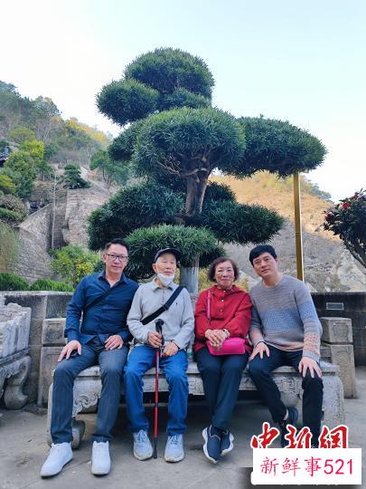 张香娟(右二)与亲人留影。　温岭台办供图