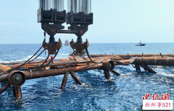 图为“恩平20-4”大型导管架扶正作业 陈文 摄