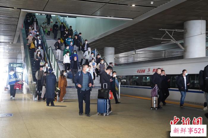 图为西安北站内。　尤艇 摄