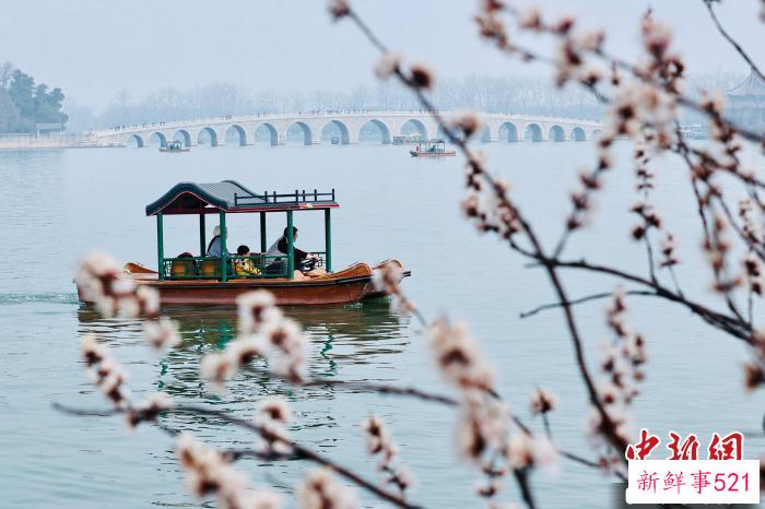 20日，颐和园游船开航。　记者 易海菲 摄