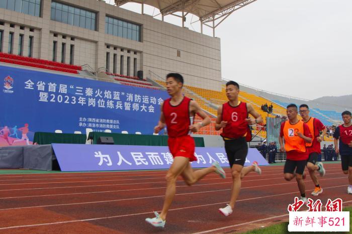 图为消防健儿正在进行体能竞技。　梅镱泷 摄