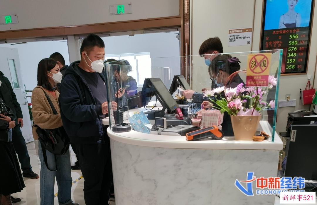 涨疯了！“中国大妈”提着现金买买买，现在是入手好时机吗？