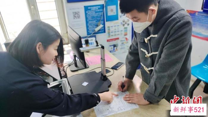 刘音含为市民办理业务 吉林市公安局供图