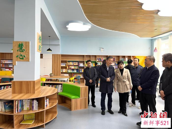 民进中央副主席王刚一行调研金沙教育研究院附属实验一小开明书架项目。　民进中央宣传处供图