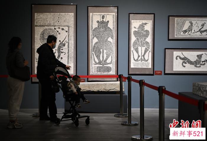 内蒙古呼和浩特市，民众参观展览。　刘文华 摄